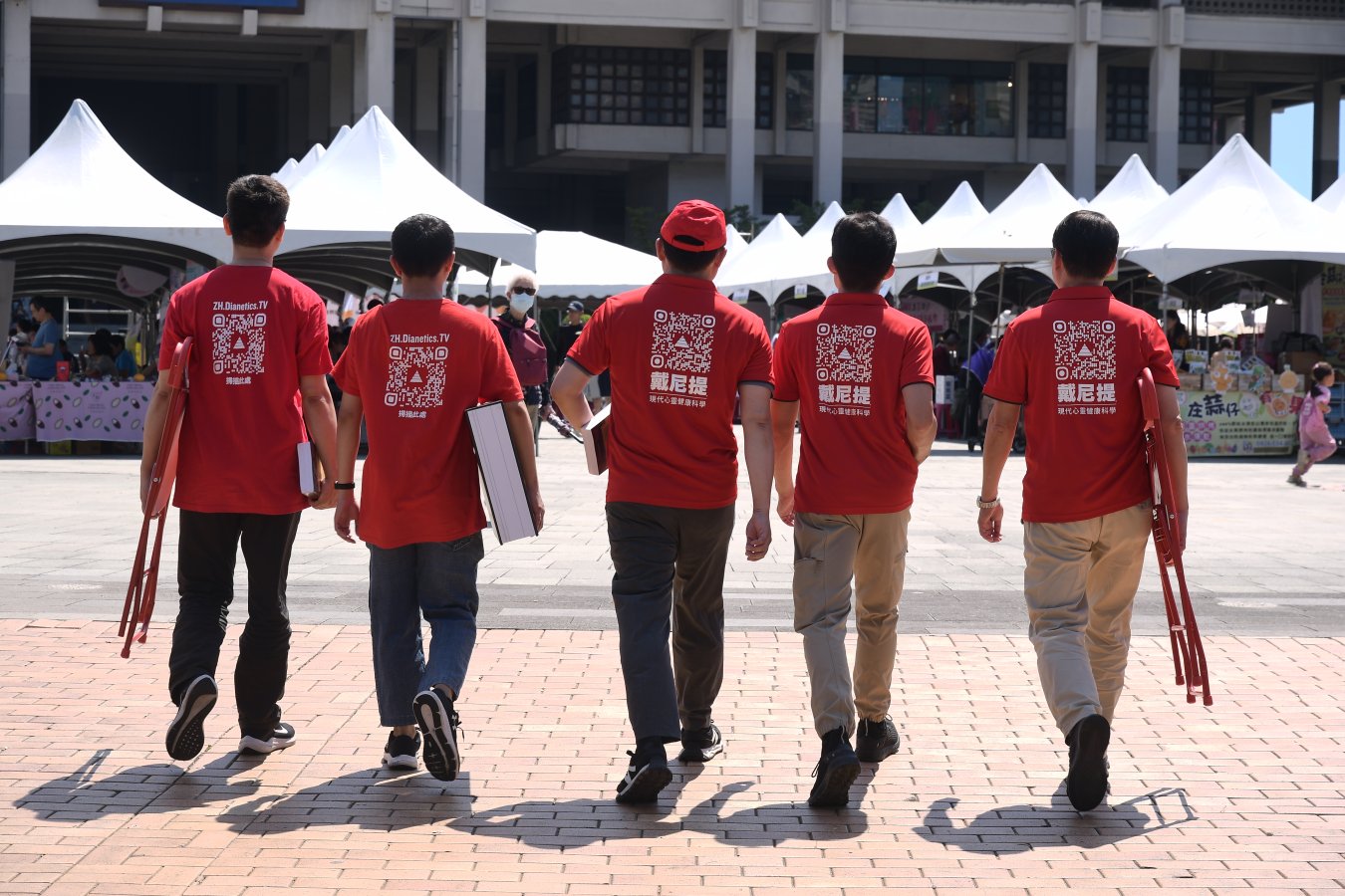 戴尼提志工進入活動會場　投入社區心理健康服務.jpg
